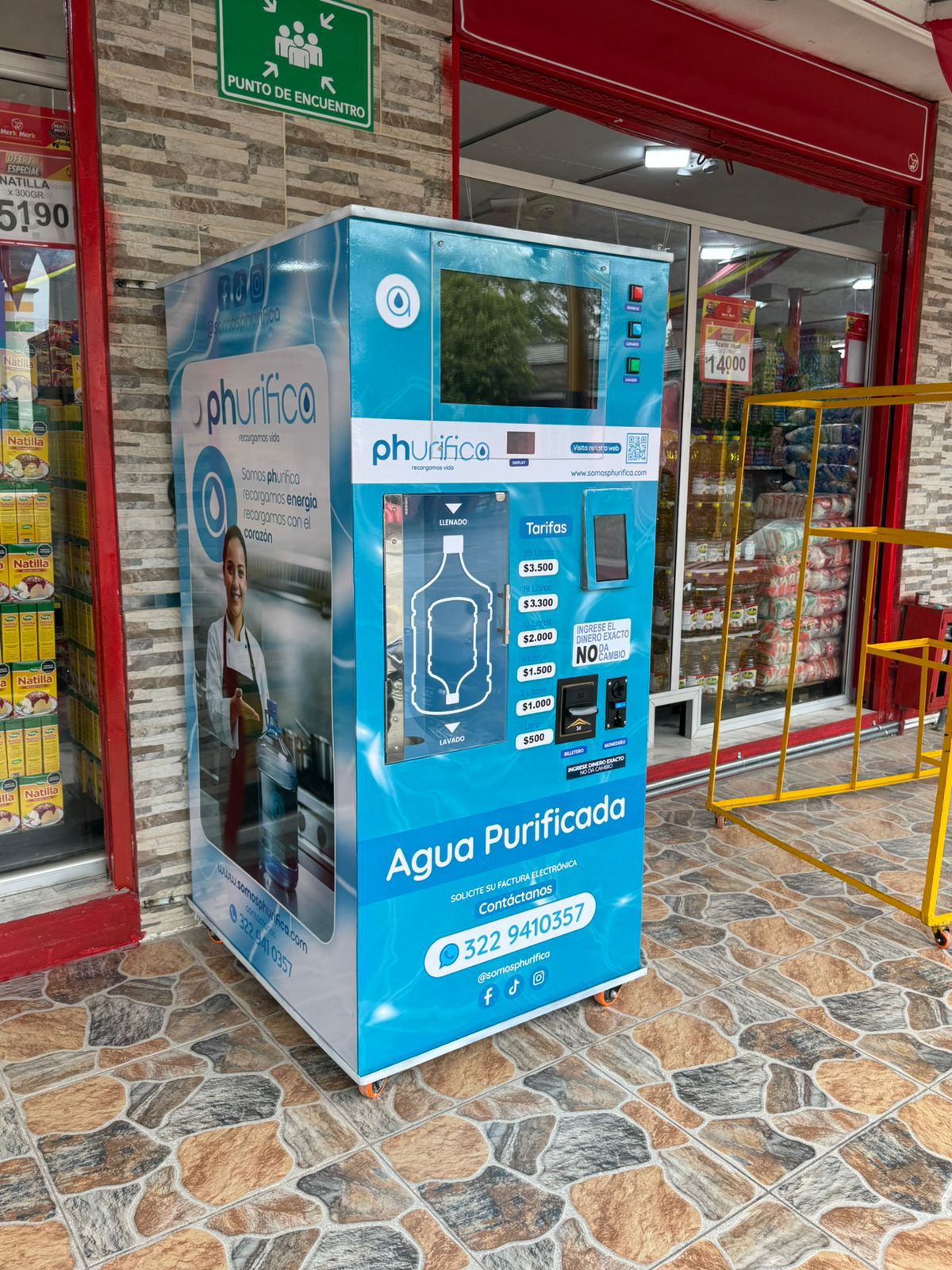 Máquina Móvil de Agua instalada en tienda - Vista frontal completa