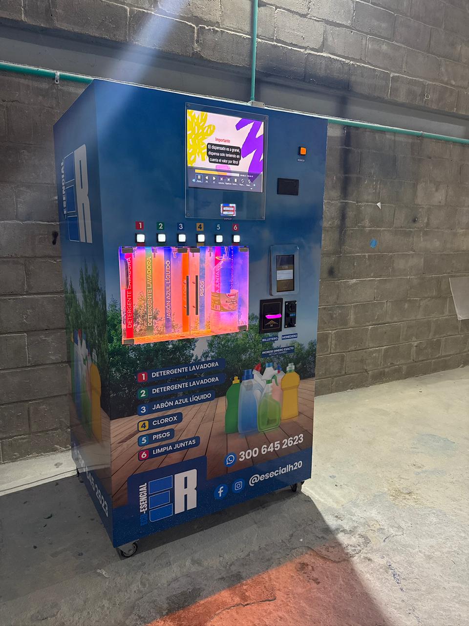 Máquina Móvil de Aseo - Vista lateral izquierda en instalación exterior